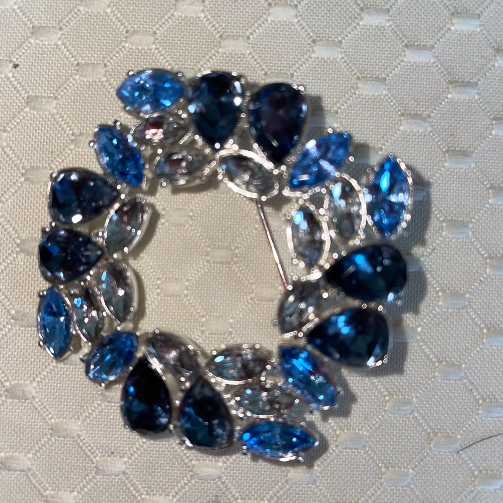 Blue stone wreath style brooch
